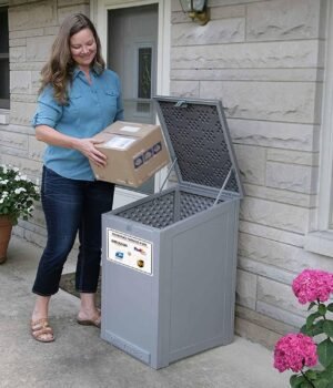 delivery instruction signs placed near front door for package guidance